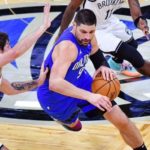 Magic cambia a Vucevic; decide reconstruir sus líneas